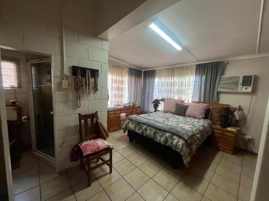 4 Bedroom Property for Sale in Kanoneiland Northern Cape